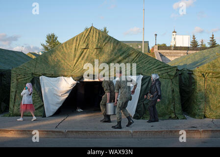 Les tentes montées par l'armée servent pour le repos des pèlerins, les soldats préparent également de quoi se nourrir avant la grande nuit de célébrat Banque D'Images