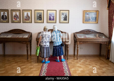 Les pèlerins en attendant les, la Minganie profitent du musée dédié à la famille des Romanov. Les pèlerins attendent la fête, profiter du musée de Banque D'Images