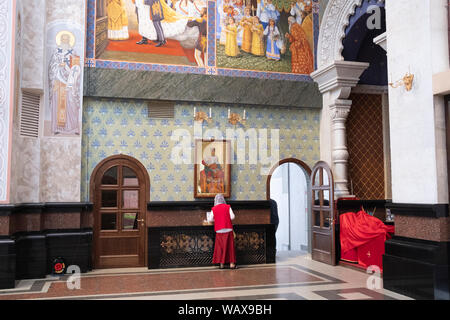 L'église est prête à accueillir des milliers de pèlerins. Des tableaux dans toute l'église illustrent le couronnement du tsar Nicolas II en 1896. L'ég Banque D'Images