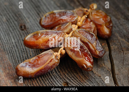 Direction générale de la date avec les fruits secs sur une vieille planche. Close up. Banque D'Images