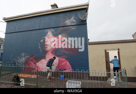 Lance l'artiste travaille sur une murale intitulée 'Karelis' qui fait partie de l'enceinte de Waterford et graffiti street art festival qui se déroule entre 22 et 25 août dans la ville de Waterford, Irlande. Banque D'Images