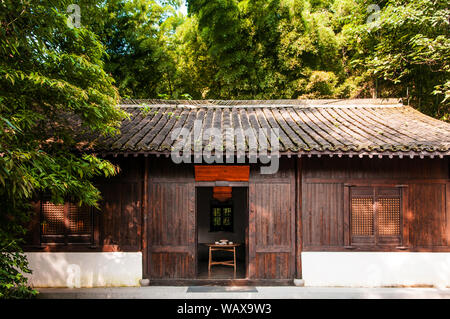 AUG 18, Hangzhou, Chine : ancienne maison de campagne de style chinois entre forêt de bambou dans le petit village appelé 'Fayun" près de monastère bouddhiste Temple Lingyin Banque D'Images