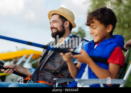 Heureux père et fils se sentir impliqués dans la pêche ensemble Banque D'Images