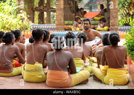 Les étudiants dans un brahmane Brahmin traditionnel école dans le temple Murugan Thiruparankundram à Madurai, Inde. Banque D'Images