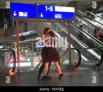 21 août 2019, l'Allemagne (allemand), Berlin : Les gens danser au Tango Festival à la gare principale. Le cas de l'Zeitgenössische Oper Berlin se poursuivra jusqu'au 25 août 2019. Photo : Paul Zinken/dpa Banque D'Images