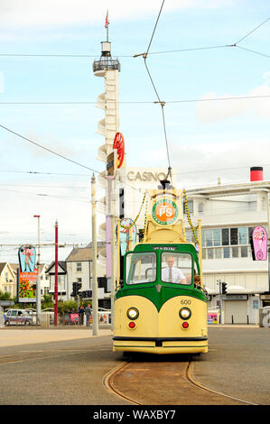 Patrimoine de Blackpool tram numéro 600 en face de la plage Pleasure Beach casino Banque D'Images