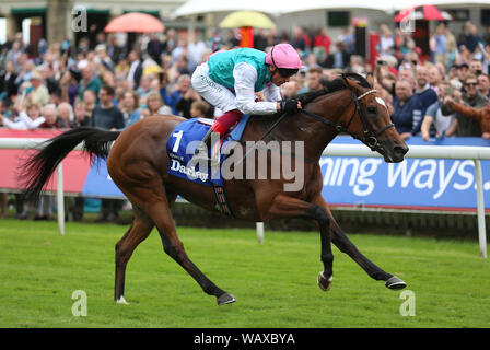 Activer monté par Frankie Dettori remporte le Yorkshire Darley Darley Yorkshire Oaks Stakes au cours de la journée Festival Ebor Yorkshire à l'hippodrome de York. Banque D'Images