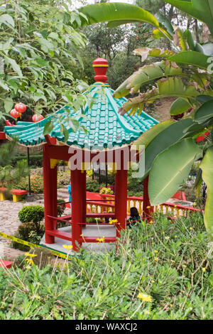 Juin 5,2019-Baguio City Philippines : pavillon traditionnel chinois au Jardin botanique de la ville de Baguio aux Philippines. Attraction populaire à l'été Banque D'Images