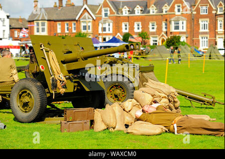 1940 Week-end,guerre,Lancashire UK,Lytham. Les hommes d'artillerie prendre un repos entre les tirs de canons de 25 livres sur Lytham Green Banque D'Images