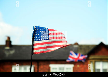 1940 Week-end au festival de guerre Lytham, Lancashire, Royaume-Uni. Stars and Stripes et Union Jack fly against sky Banque D'Images