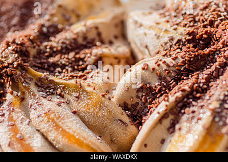 Glace au chocolat avec des tranches de biscuit. Close-up. Banque D'Images