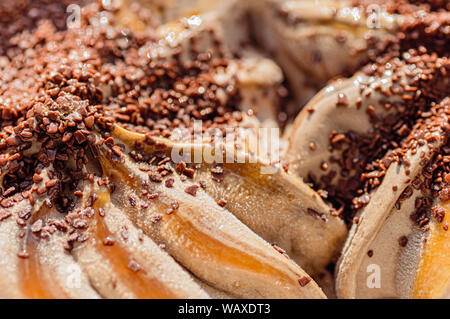 Glace au chocolat avec des tranches de biscuit. Close-up. Banque D'Images