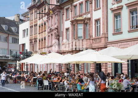 Les touristes de prendre un verre au café terrasse au centre-ville de la vieille ville en été, Mainz, Allemagne Banque D'Images