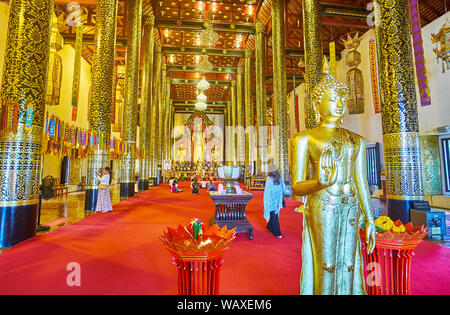 CHIANG MAI, THAÏLANDE - Mai 2, 2019 : l'intérieur splendide de Phra Viharn Luang de Wat Chedi Luang complexe avec golden Buddha images et de hautes colonnes, cove Banque D'Images