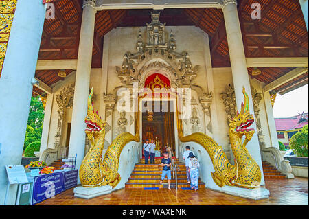 CHIANG MAI, THAÏLANDE - Mai 2, 2019 : porche richement décorées de Phra Viharn Luang de Wat Chedi Luang complexe avec de grandes sculptures de golden Naga serpen Banque D'Images