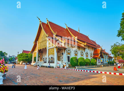 CHIANG MAI, THAÏLANDE - Mai 2, 2019 : Le bâtiment pittoresque de Phra Viharn Luang avec pyathat détails chofa, sculpté de toit, en forme de serpents Naga, dorure pa Banque D'Images