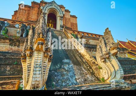L'ancien de balustrades Phra That Chedi Luang sont bordées de belles serpents Naga, Wat Chedi Luang, Chiang Mai, Thaïlande Banque D'Images