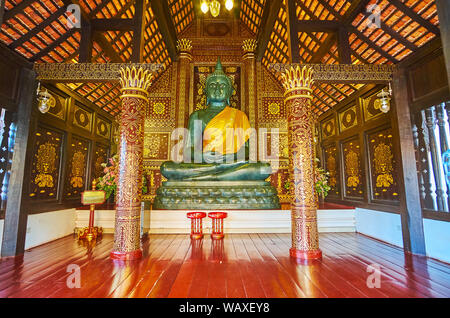 CHIANG MAI, THAÏLANDE - Mai 2, 2019 : Pavillon de Phra Buddhamani-Srilanna, Bouddha assis en méditation mudra et entouré de motifs dorés et de teck Banque D'Images