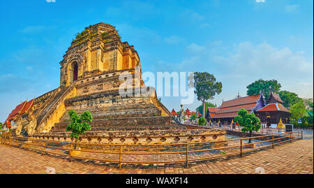 Les ruines de Phra That Chedi Luang entouré de nombreux Viharns (salles de prière), pavillons, petits autels et bâtiments monastiques de Wat Chedi Luang, Banque D'Images