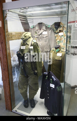 22 août 2019, la Thuringe, Mödlareuth : pièces d'uniforme de l'ex-troupes frontalières de la RDA se bloquer dans une vitrine dans le Grenzlandmuseum. Pendant 41 ans, à l'intérieur de la frontière allemande a couru jusqu'au milieu du village de Mödlareuth, qui est donc aussi appelé 'Petit Berlin'. Photo : Bodo/Schackow Zentralbild-dpa/afp Banque D'Images