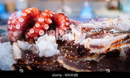 Poulpe frais et crus King crabe japonais on ice au sushi bar, gros plan Banque D'Images