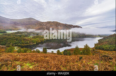 Brume matinale sur Llyn Dinas dans la vallée de Gwynant Snowdinia près du Parc National de Beddgelert au nord du Pays de Galles UK Octobre 2018 Banque D'Images