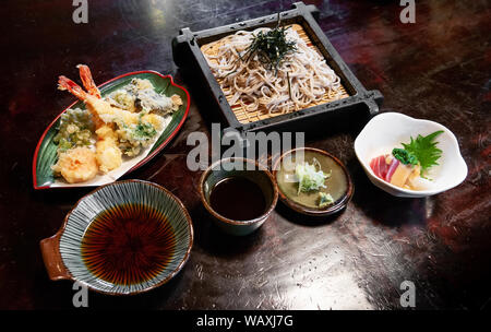 Le Tempura Zaru Soba froides avec sauce au thon maguro sashimi, et wasabi dans une plaque en céramique et le bol sur la table en bois Banque D'Images