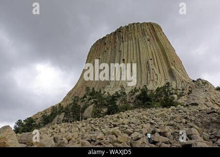 Photo à angle bas de Devils Tower National Monument Hill in Wyoming Banque D'Images