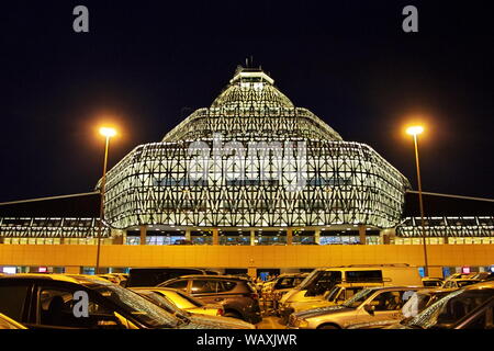 Baku, Azerbaïdjan - 12 Jul 2013. L'aéroport de Bakou, Azerbaïdjan, la nuit Banque D'Images
