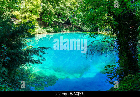 Allemagne, Bleu pot (Blautopf) à l'intérieur de la ville de blaubeuren nature paysage forêt verte dans la région de destination touristique du Jura souabe avec un soleil brillant Banque D'Images