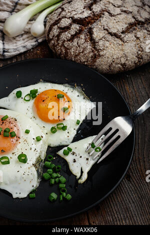 Petit-déjeuner en milieu rural. Oeuf au plat traditionnel. Banque D'Images