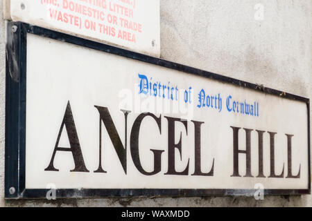 Signe pour Angel Hill à Launceston Cornwall UK. Rendu célèbre par le poète Charles Causley Banque D'Images