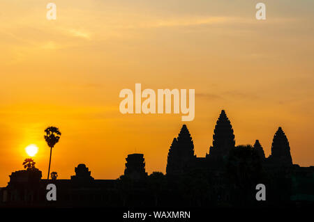 Lever du soleil dans le site archéologique khmer d'Angkor Wat avec la silhouette de la tours prang, parc archéologique d'Angkor, Siem Reap, Cambodge. Banque D'Images
