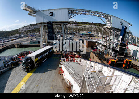 Camions de route sur une channel ferry dans le port de Douvres au Royaume-Uni à destination de Dunkerque dans le nord de la France. Banque D'Images