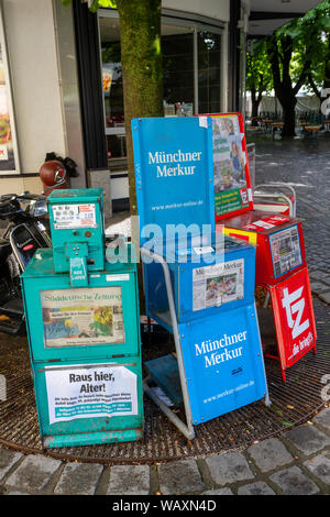 Plusieurs distributeurs automatiques de journaux à Munich, Bavière, Allemagne. Banque D'Images