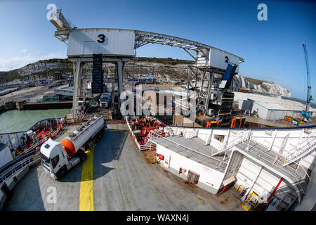 Camions de route sur une channel ferry dans le port de Douvres au Royaume-Uni à destination de Dunkerque dans le nord de la France. Banque D'Images