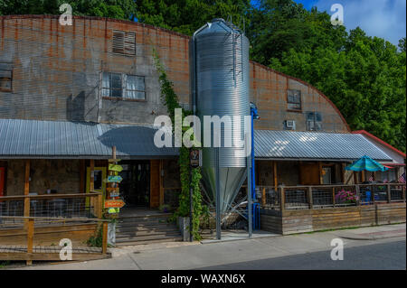 Durham, Caroline du Nord, USA - 3 août 2019 : un vieux bâtiment avec des magasins et restaurant à Bryson, vu depuis un train en mouvement. Banque D'Images