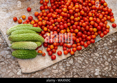 Les tomates rouges frais et vert amer au marché du matin de l'Asie. Les produits organiques argriculture Banque D'Images