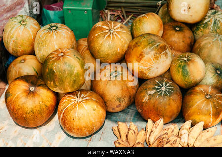 Les melons brodés jaune sucré frais et banane dans Asian marché du matin. Les produits organiques argriculture Banque D'Images