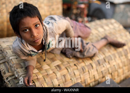 Enfant des rues de Dhaka, Bangladesh. Le Bangladesh a un nombre estimé de 670 000 enfants des rues ci-dessus Banque D'Images