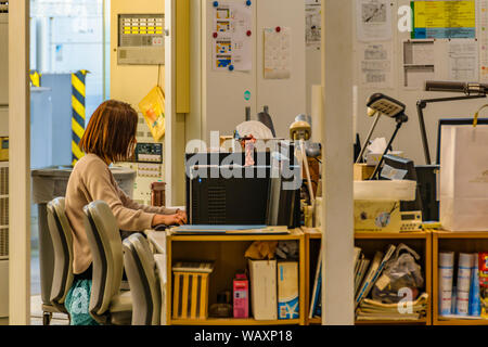 KANAGAWA, JAPON, JANVIER - 2019 - jeune étudiant travaillant au vue de l'intérieur de l'Institut de technologie, l'université de Kanagawa, Japon atsugi Banque D'Images