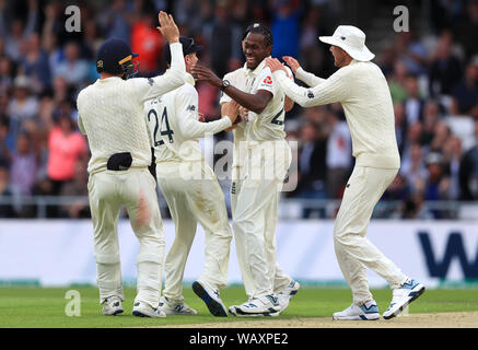 L'Angleterre Jofra Archer (deuxième à droite) célèbre en tenant le wicket de Matthew Wade de l'Australie au cours de la première journée du troisième test-match cendres à Headingley, Leeds. Banque D'Images