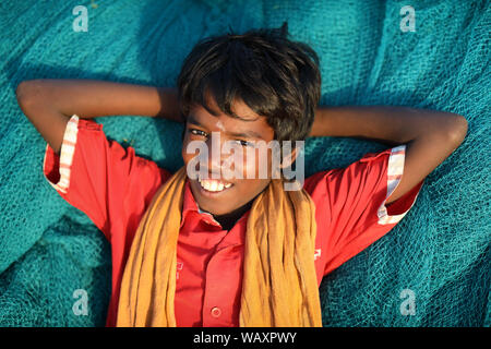 Jeune pêcheur dans un village de pêcheurs traditionnels à Rameswaram, Tamil Nadu, Inde Banque D'Images