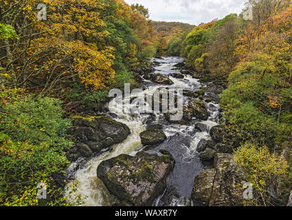 D'Afon Llugwy (rivière) à l'automne près de Capel Curig Parc National de Snowdonia au nord du Pays de Galles UK Octobre 2018 Banque D'Images