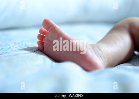 Sur cette photo vous pouvez voir mon pied du bébé sur le lit. Cette photo a été prise en août 2019 Banque D'Images