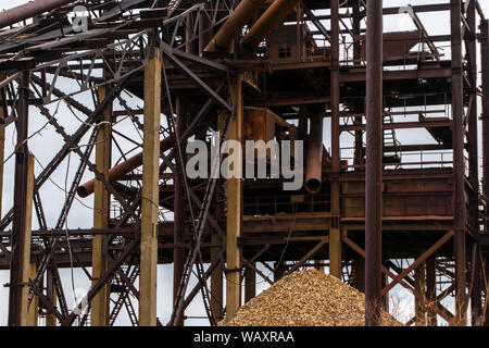 Contexte industriel avec des structures en métal rouillé - ancien séparateur stationnaire de sable et gravier Banque D'Images