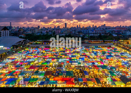 Plein de couleurs du Marché de nuit de Train Ratchada, Bangkok, Thaïlande. Le célèbre Marché de nuit de Bangkok. Couleur pleine. Nuit barzar Banque D'Images