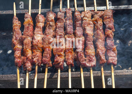 Dix brochettes, arrosticini. Abruzzo Banque D'Images