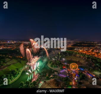 D'artifice capturés dans un haut perspektiv avec une grande ville large vue sur Munich. Banque D'Images