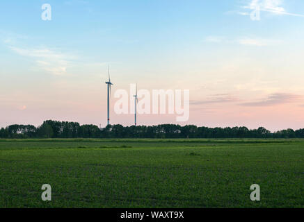 L'énergie éolienne de deux éoliennes dans le pays dans le Brandebourg, Allemagne délais d'énergie durable Banque D'Images